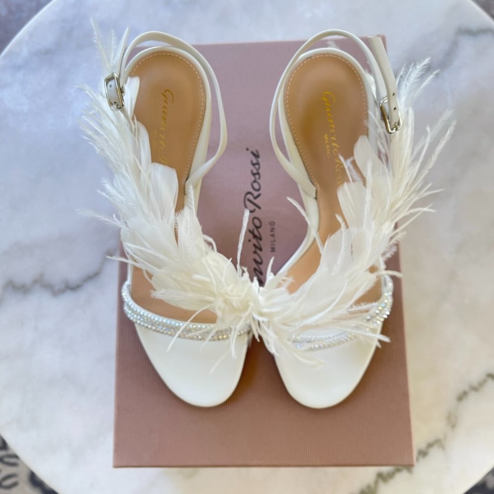 NEW Gianvito Rossi White Sandals Size 37/7.Feather & Crystal Detail Straps Event